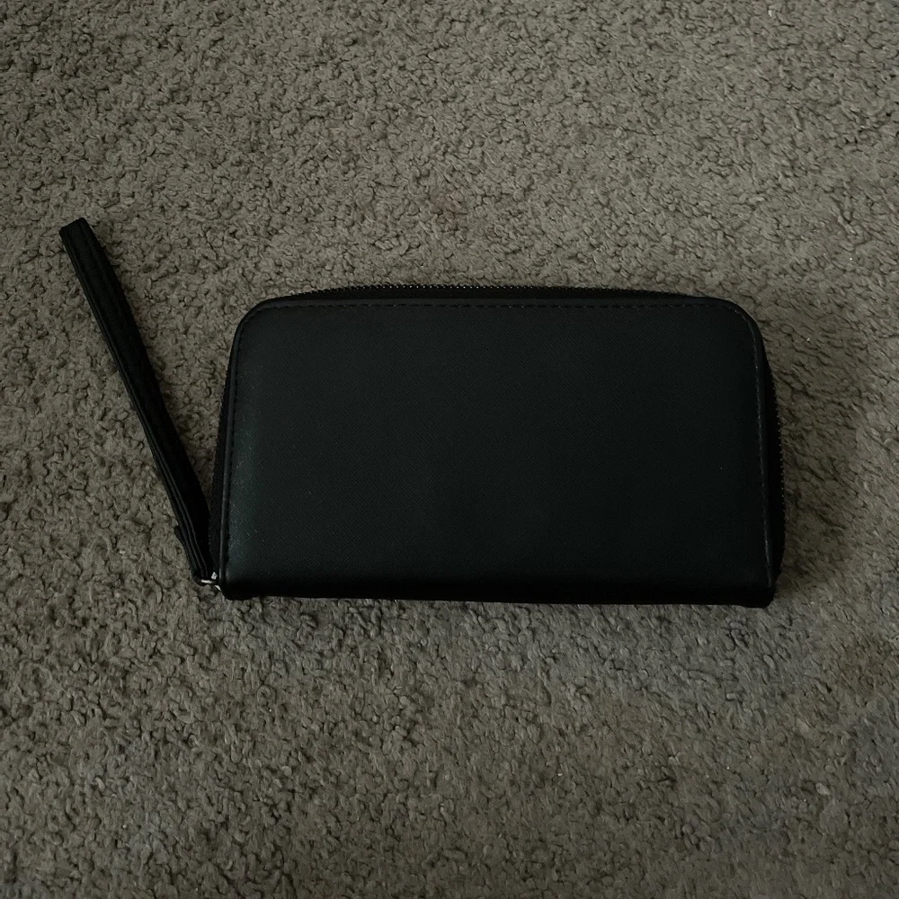 Phone charger wallet Adrienne Vittadini black leather zip around wristlet